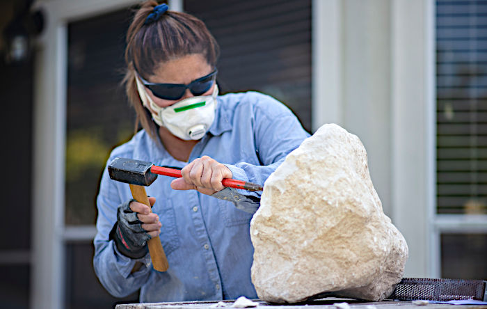 Neisa Guerra sculpting on stone